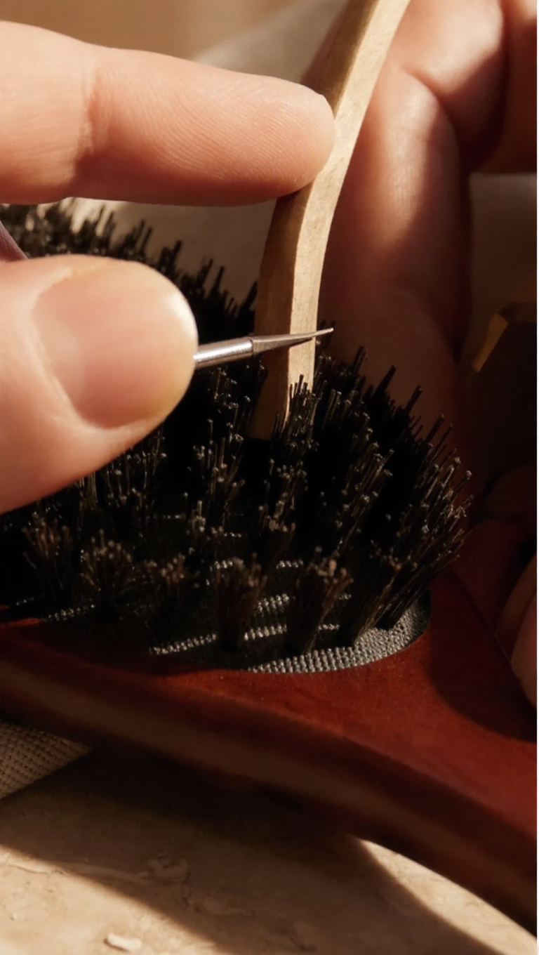 L'ESSENTIELLE - Brosse en Poils de Sanglier Naturels